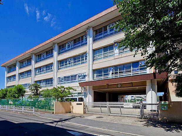 川崎市立菅中学校(約910m)