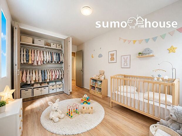 【居室】明るい光が差し込む6.4帖の洋室は、お子様のお部屋にぴったり。壁一面の大容量クローゼットでお洋服や増えがちなおもちゃもスッキリ収納でき、広々としたプレイスペースを確保できます。