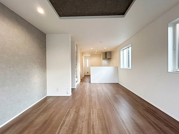 【リビング】グレーのアクセントクロスと折り上げ天井が空間に奥行きをもたらす、スタイリッシュなリビング。ダウンライトの優しい光が広々としたお部屋を包み込みます。どんな家具も合わせやすい、洗練された住空間です。