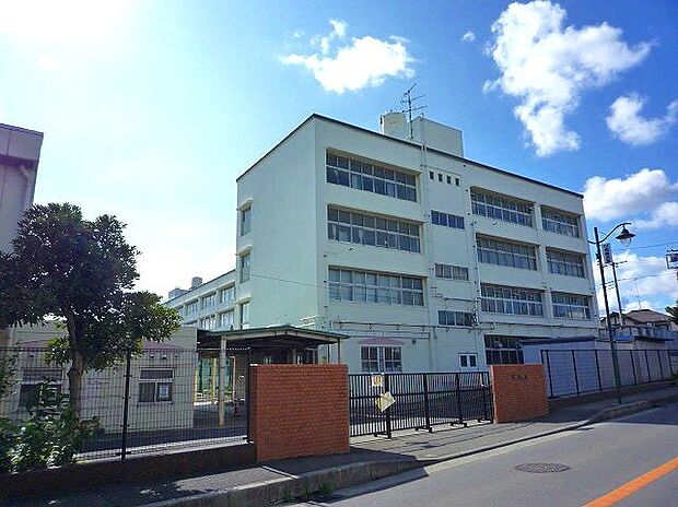 横浜市立川和小学校(約1,020m)