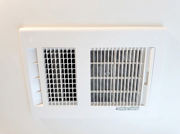 【浴室乾燥機】暖房・乾燥・涼風・換気のモードを搭載した浴室換気乾燥機。天候や時間帯を気にせずいつでも洗濯物が干せる乾燥機能付き。さらに冬場のヒートショック対策など、年中快適なバスライフを支えます。