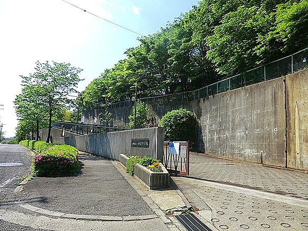 川崎市立南菅中学校(約1,680m)