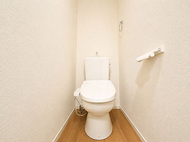 【トイレ】清潔感のあるシンプルなトイレ空間。すっきりとした内装で、毎日気持ちよくお使いいただけます。