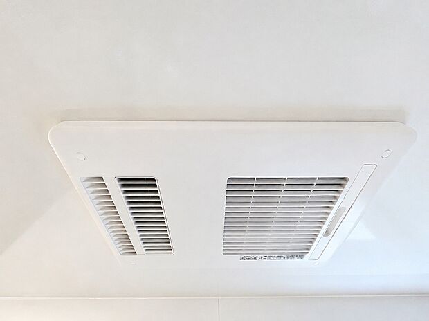 【浴室乾燥機】暖房・乾燥・涼風・換気のモードを搭載した浴室換気乾燥機。天候や時間帯を気にせずいつでも洗濯物が干せる乾燥機能付き。さらに冬場のヒートショック対策など、年中快適なバスライフを支えます。
