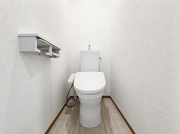 【トイレ】清潔感あふれるシンプルなトイレ。温水洗浄便座付きで、毎日快適にご使用いただけるリラックス空間です。
