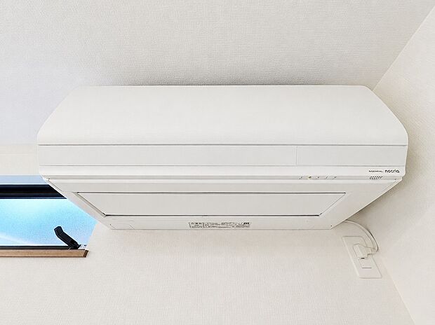 【エアコン】空調管理に欠かせないエアコンをあらかじめ設置。引っ越し当日から快適な室温で新生活をスタートできます。白を基調としたシンプルなデザインがお部屋のインテリアに自然と馴染み、一年中快適な空間を保ちます。