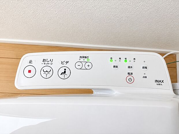 【温水洗浄便座】多彩な機能が操作できる温水洗浄便座です。自動洗浄機能や便座・温水温度調整機能がついており、いつでも清潔で快適なトイレ空間を保ちます。