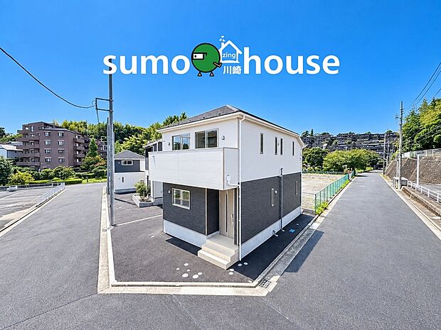 【外観】スタイリッシュな外観が目を惹く新邸です。周囲は高い建物が少なく、青空がよく映える開放的な立地。駐車スペースもしっかり確保されており、ご家族の快適なカーライフをサポートする魅力的な住まいです。