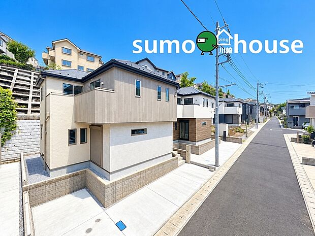 【外観】採光や風通しの良さが期待できる、開放感あふれる立地。広々とした前面道路は車の出し入れもしやすく、毎日の通勤や通学も安心です。デザイン性の高い外観が、周囲の街並みと美しく調和する魅力的な物件です。
