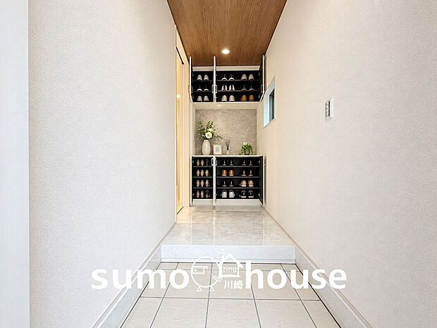 【玄関】本画像の家具、靴、小物、植栽、間接照明、棚等はCGによるイメージ画像です。実際の現地には設置されておりません。なお、間接照明、棚等は有償工事となります。