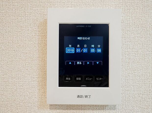 【TVモニター付インターホン】来客時の顔と姿を室内からしっかり確認できるモニター付きインターホン。不審な訪問者への対応や、お子様のお留守番時にも防犯面で安心です。ワンタッチで通話や終了ができるシンプルな操作性です。