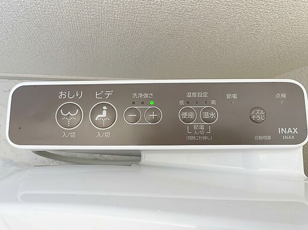 【温水洗浄便座】多彩な機能が操作できる温水洗浄便座です。自動洗浄機能や便座・温水温度調整機能がついており、いつでも清潔で快適なトイレ空間を保ちます。