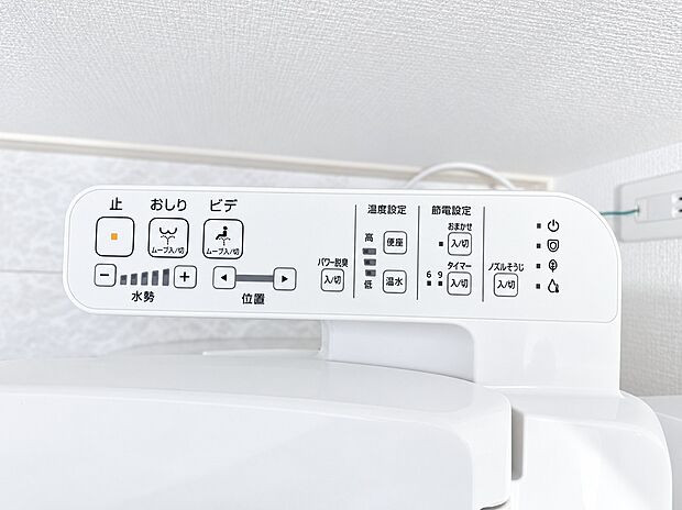【温水洗浄便座】多彩な機能が操作できる温水洗浄便座です。自動洗浄機能や便座・温水温度調整機能がついており、いつでも清潔で快適なトイレ空間を保ちます。