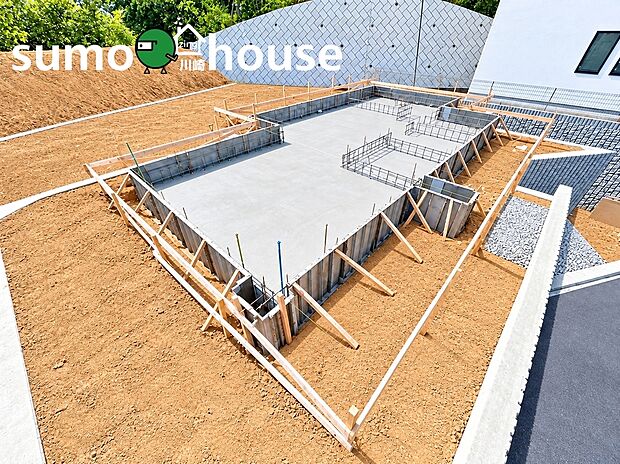 【現地外観】建築工事が進む現地の様子です。住まいをしっかりと支える基礎部分をご覧いただけます。新しい暮らしの完成が楽しみになる一枚です。