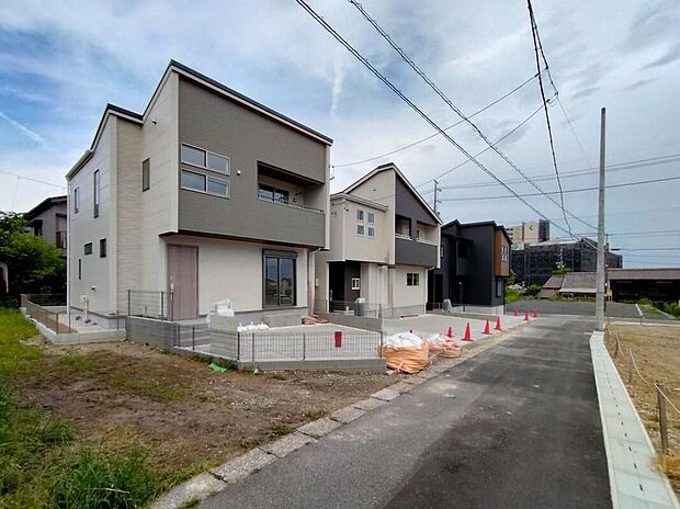 前面道路は閑静な住宅地をはしる車通りの少ない道路。お車の出し入れが苦手なママや小さなお子様にも安心ですね。しっかり舗装もされているので、ベビーカーや自転車で通っても快適に通行できます。