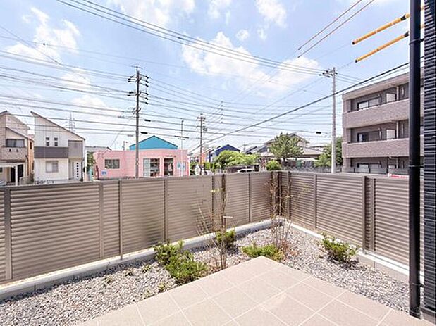お庭がございます♪
小さなお子様の遊び場や、ガーデニング・家庭菜園、BBQなどお好みにお楽しみいただけます♪