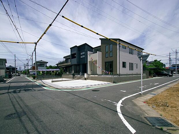 前面道路は交通量の少ない道路です。ゆとりがあり、駐車時もゆっくりと落ち着いて行える立地環境になっています♪　　