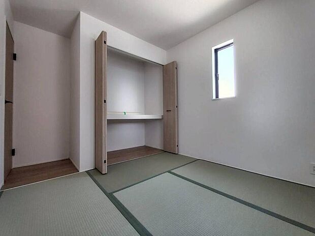 広々とした居住空間は日々の暮らしを彩り、心のやすらぎと満足感を与えてくれます。通風と採光を考慮した設計は子供たちはのびのび育ち、家族でくつろぎと団らんを生み出します。