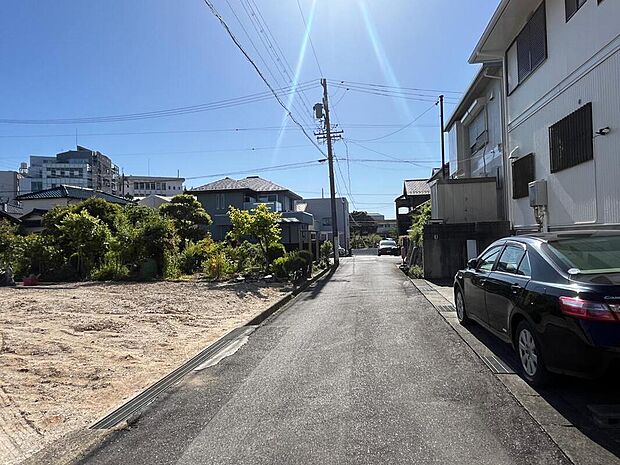前面道路は交通量の少ない道路です。ゆとりがあり、駐車時もゆっくりと落ち着いて行える立地環境になっています♪　