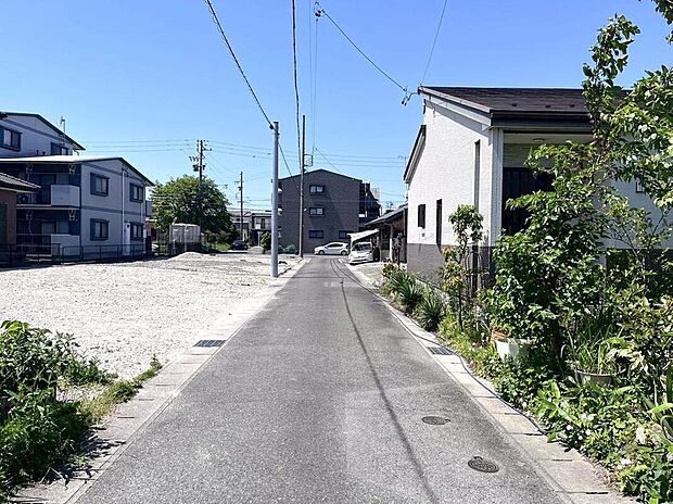 前面道路は交通量の少ない道路です。ゆとりがあり、駐車時もゆっくりと落ち着いて行える立地環境になっています♪