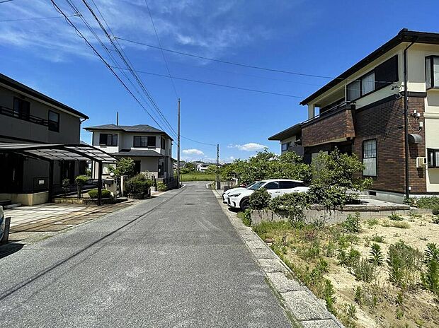 前面道路は交通量の少ない道路です。ゆとりがあり、駐車時もゆっくりと落ち着いて行える立地環境になっています♪　　
