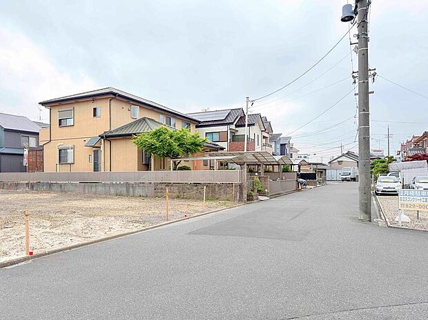 前面道路は車の通りが穏やかで、運転に不慣れな方でも安心。スペースにゆとりがあるため、焦らずスムーズに駐車できる快適な環境です。