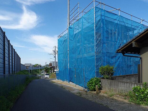 前面道路は交通量の少ない道路です。ゆとりがあり、駐車時もゆっくりと落ち着いて行える立地環境になっています♪　　