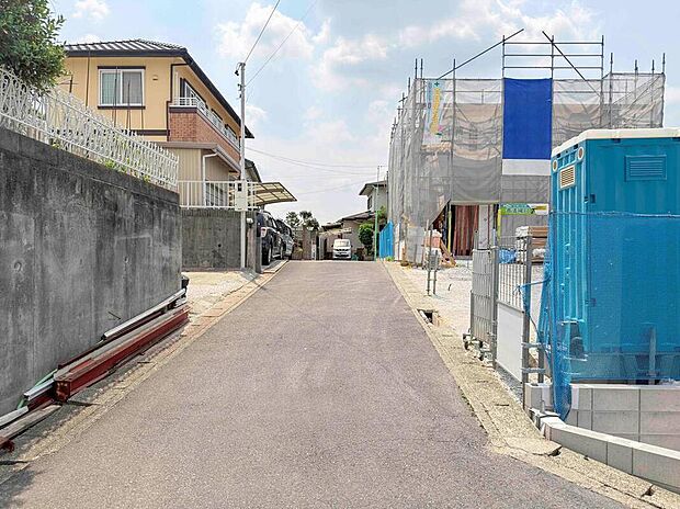 道路との高低差や隣地との距離感、車の通りやすさ、日当たりの様子、周辺の雰囲気まで現地で確認しながら検討できます。