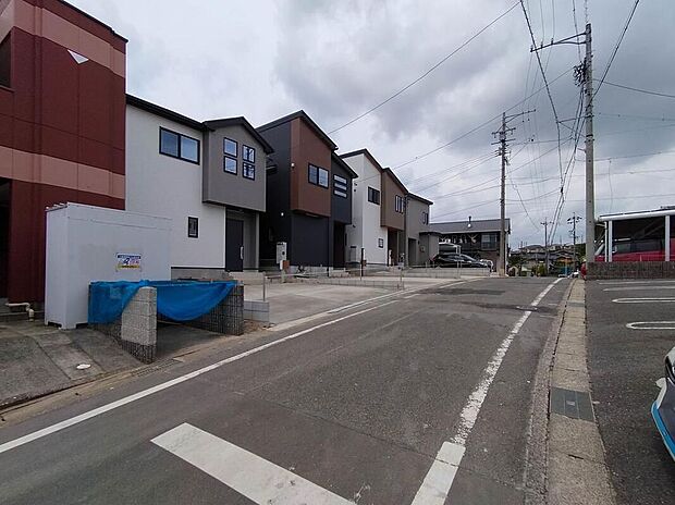 前面道路は交通量の少ない道路です。ゆとりがあり、駐車時もゆっくりと落ち着いて行える立地環境になっています♪　　
