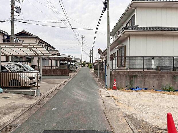 前面道路は交通量の少ない道路です。ゆとりがあり、駐車時もゆっくりと落ち着いて行える立地環境になっています♪