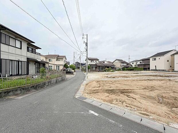 自然を感じられる穏やかな環境と、暮らしの利便性を兼ね備えた住まい。通勤・通学やお買い物にも便利で、ゆとりある毎日を叶えます。