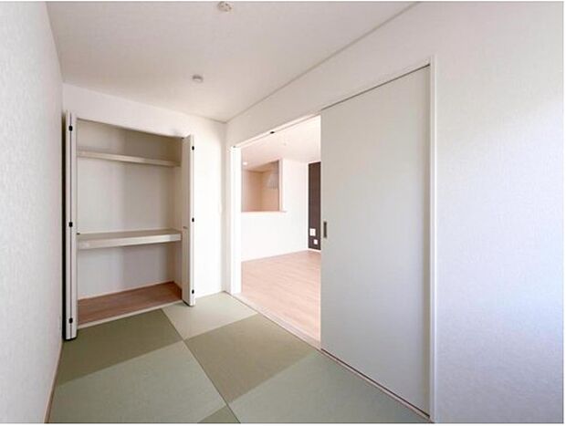 LDKと隣接した和室。
和室は、リビングから目が届く場所なので、お子様の遊び部屋・お昼寝スペースとして使うのもオススメです♪