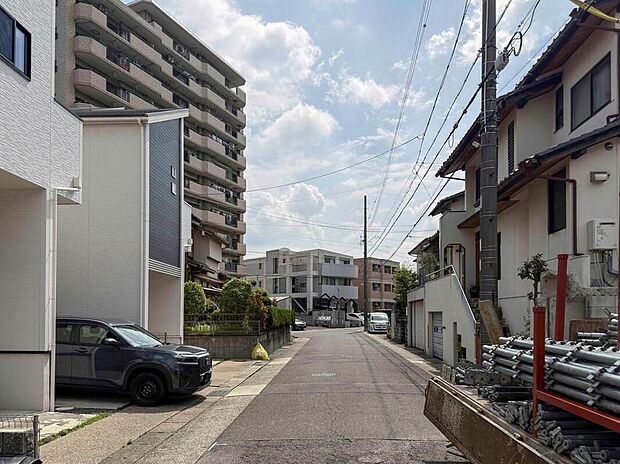 前面道路は交通量の少ない道路です。ゆとりがあり、駐車時もゆっくりと落ち着いて行える立地環境になっています♪