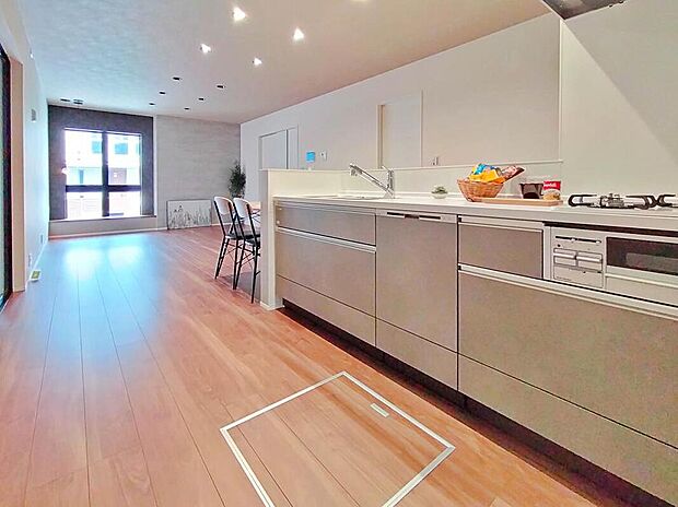 ☆3号棟☆
ご家族と会話をしながらのお料理は楽しいですね。出来上がった料理をお子さんが運ぶなどお手伝い時間も増えそう♪
※家具は販売しておりません