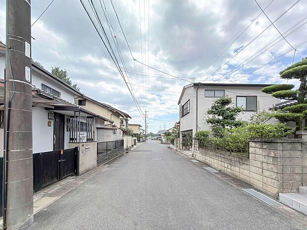 前面道路は交通量の少ない道路です。ゆとりがあり、駐車時もゆっくりと落ち着いて行える立地環境になっています♪