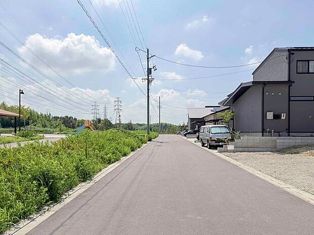 前面道路は交通量の少ない道路です。ゆとりがあり、駐車時もゆっくりと落ち着いて行える立地環境になっています♪　　

