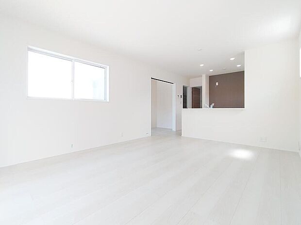 大切なご家族が集まるからこそＬＤＫはこだわりたい！休日はおひさまの光をたっぷりと取りこめるリビングでゆったりと過ごしませんか？子供たちが元気に笑いながら走り回っても十分な広さの空間です。