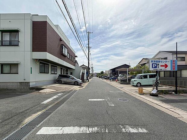 【前面道路含む現地写真】前面道路は交通量の少ない道路です。ゆとりがあり、駐車時もゆっくりと落ち着いて行える立地環境になっています♪　　