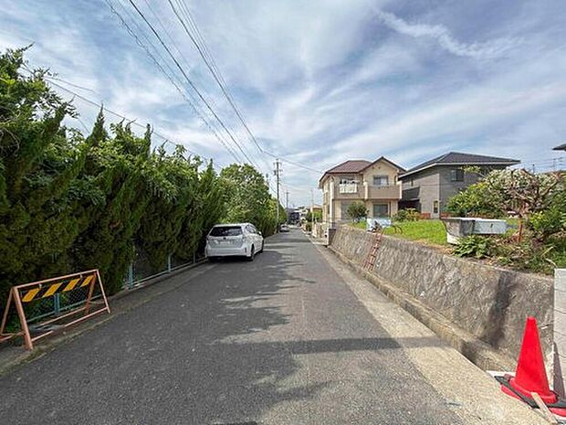 【前面道路含む現地写真】前面道路は見通しも良く、小さなお子様のいるご家庭にも安心感のある住環境です！