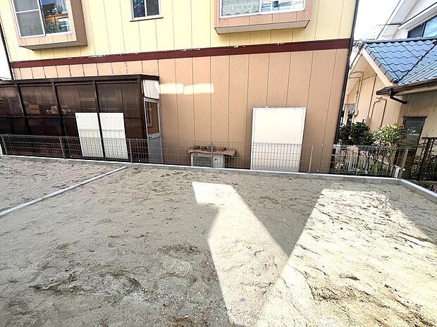 【庭】お庭がございます♪
小さなお子様の遊び場や、ガーデニング・家庭菜園、BBQなどお好みにお楽しみいただけます♪