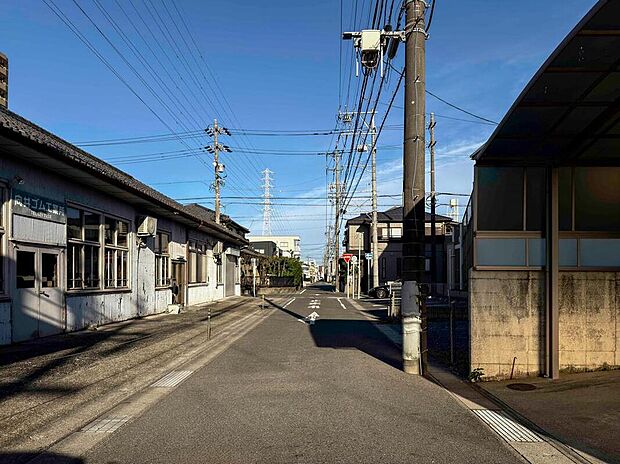 【前面道路含む現地写真】前面道路は交通量の少ない道路です。ゆとりがあり、駐車時もゆっくりと落ち着いて行える立地環境になっています♪