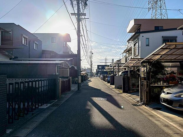 【前面道路含む現地写真】毎日のお買い物に便利♪
ヤマダイVerde鳴海駅店まで徒歩11分、ファミリーマートまで徒歩4分、スギドラッグ鳴海南店まで徒歩6分☆