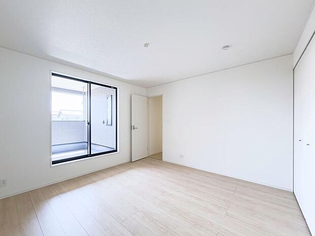 【リビング以外の居室】各部屋を最大限に広く使って頂ける様、全居住スペースに収納付。プライベートルームはゆったりと快適に。