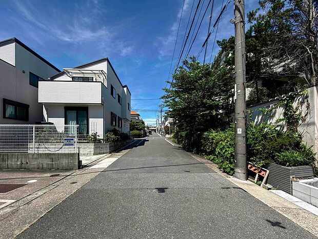 【前面道路含む現地写真】前面道路は交通量の少ない道路です。ゆとりがあり、駐車時もゆっくりと落ち着いて行える立地環境になっています♪　　