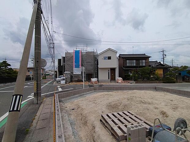 【前面道路含む現地写真】前面道路は交通量の少ない道路です。ゆとりがあり、駐車時もゆっくりと落ち着いて行える立地環境になっています♪　　