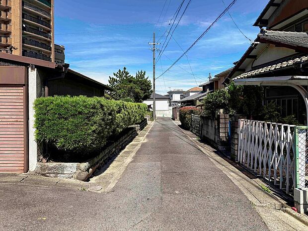 【前面道路含む現地写真】前面道路は車の通りが少なく、小さなお子様がいるご家庭も安心。スペースにゆとりがあるため、運転や駐車が苦手な方でも焦らずスムーズに車を出し入れできる環境です♪