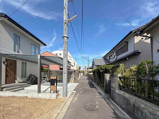 【前面道路含む現地写真】交通量の少ない前面道路に面した穏やかな住環境。車の出し入れもしやすく、駐車時も落ち着いて行えます♪