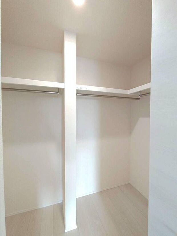 【収納】大容量の収納ができるWICを設けました！お洋服をたくさんお持ちの方でもたっぷり収納できます。お部屋を最大限広くご活用いただけます♪