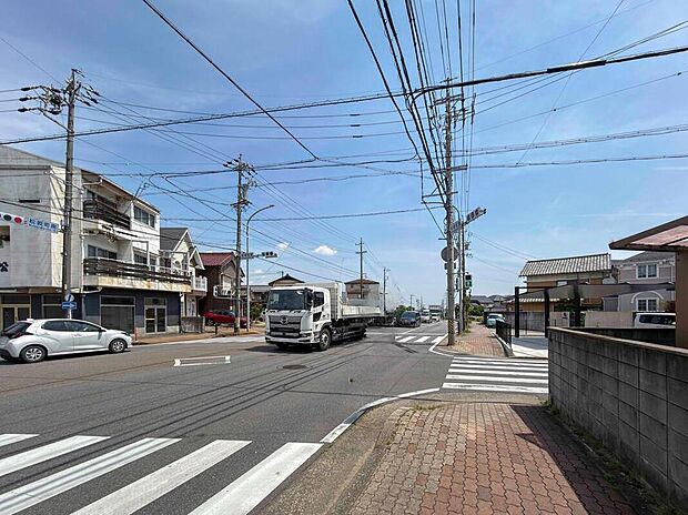 【前面道路含む現地写真】人通りや車通りのある前面道路は、夜もライトで明るく防犯面で頼もしい環境。死角になりにくく、安心して暮らせます。
さらに道幅が広いため圧迫感がなく、心地よい開放感とゆとりを感じられるのも大きな魅力です