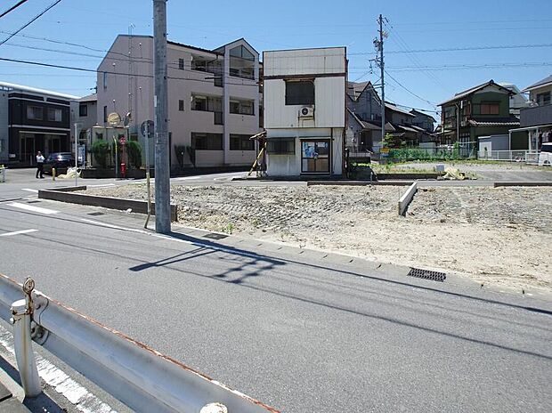 【前面道路含む現地写真】名和小学校徒歩5分、買い物施設も徒歩圏内に揃う立地。前面道路や周辺の街並みを確認しながら、ご家族の新生活や通学、お買い物のしやすさを現地でしっかり具体的にイメージしていただけますね♪
